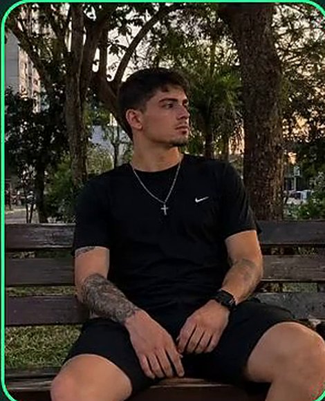 Felipe, criador do App Futebol, sentado em um banco de praça