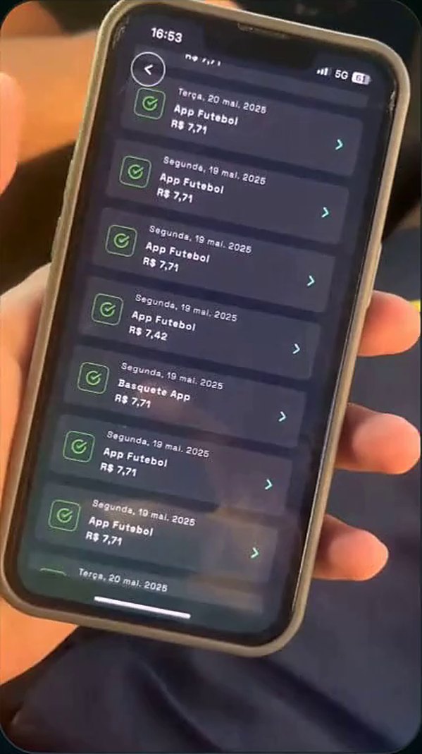 Mão segurando celular com lista de vendas do App Futebol de R$ 7,71 cada